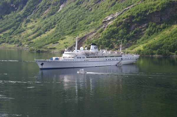 Kreuzfahrtschiff im Geiranger Fjord