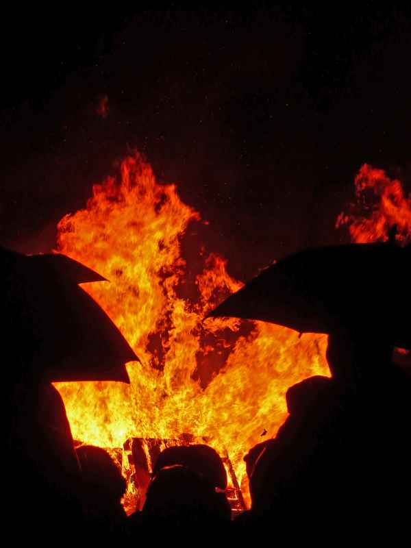 Feuer im Regen