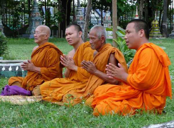 Buddhistische Mönche - beim Gebet