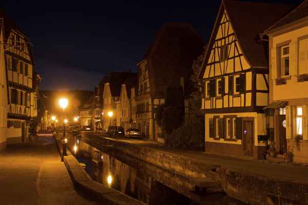 Altstadtflair bei Nacht