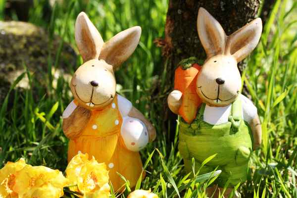 Zwei fröhliche Osterhasen