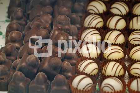 schwarze und weiße Pralinen