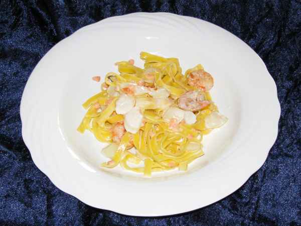 Spargelzeit: Taglierini mit Spargel, Lachs und Garnelen