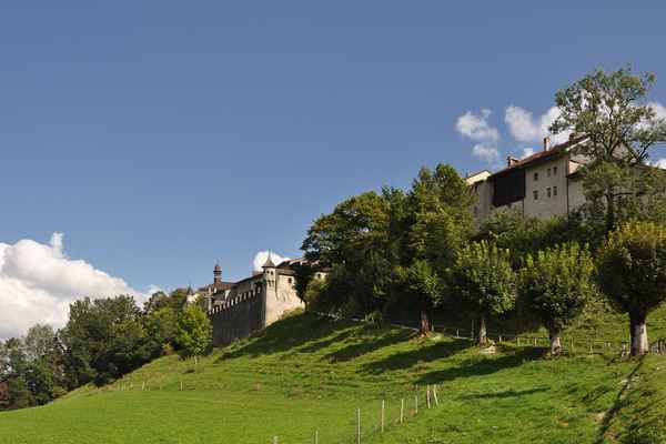 Gruyères liegt auf einer Anhöhe