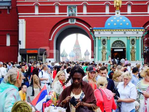 Touristen auf dem Mangegenplatz