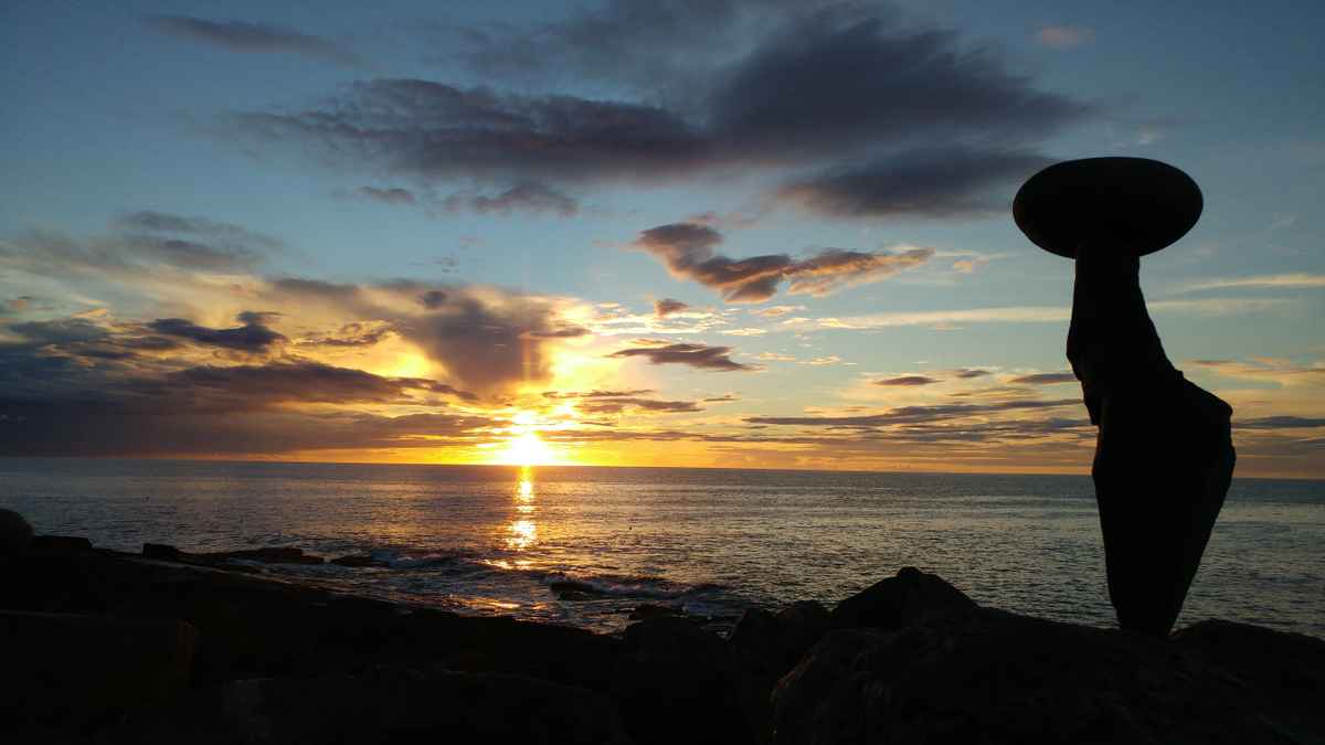 Sonnenuntergang mit Steinpyramide