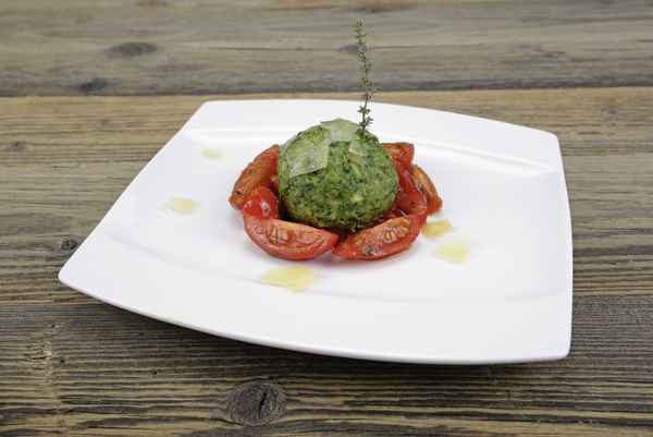 Gefüllte Spinatknödel mit Tomatenragout