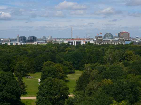 Blick auf Tiergarten / Reichstag in Berlin