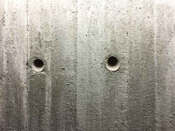 Betonwand mit Augen
