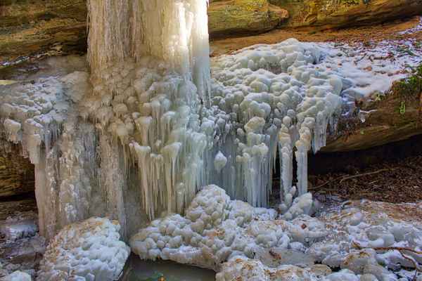 Gefrorener Wasserfall im Wald