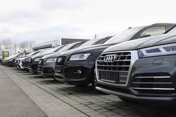 Neuwagen in Reih und Glied