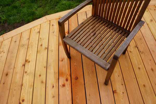 Holzstuhl auf Holzterrasse