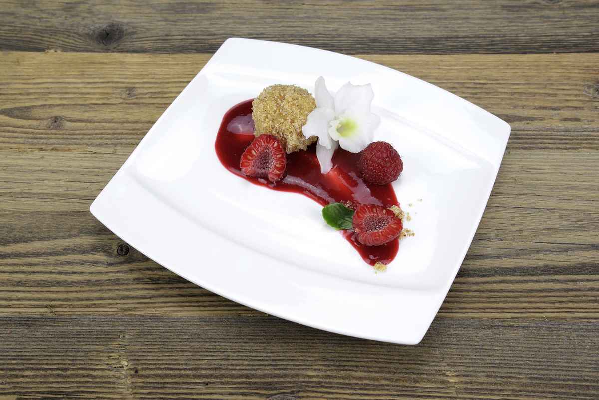 Topfenknödel auf Himbeersoße