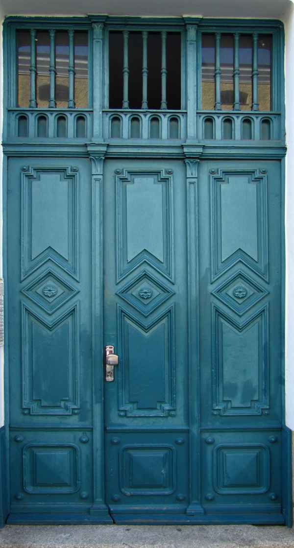 alte Haustür mit Lüftung