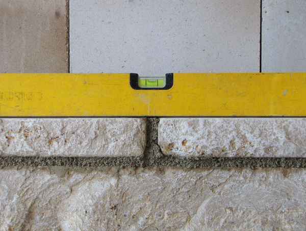 Bauen - Naturstein-Vorsatzwand mit Wasserwaage