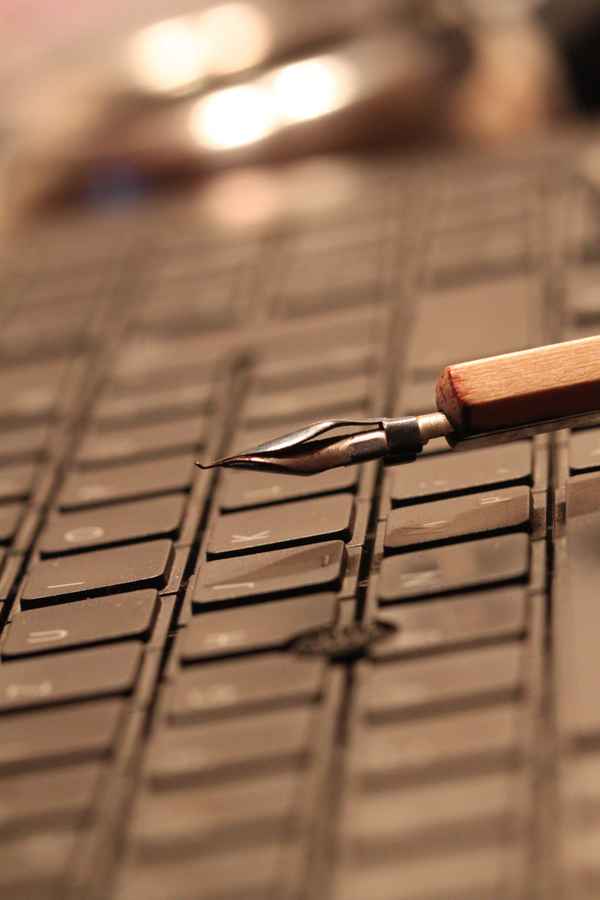 Zeichenfeder und Tastatur