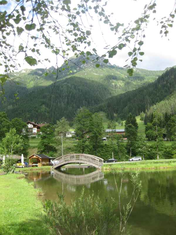 Teich mit Brücke vor dem Tauernberg