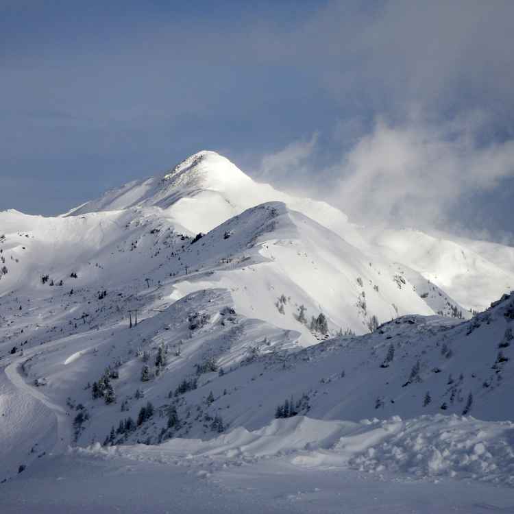 Schnee am Berg