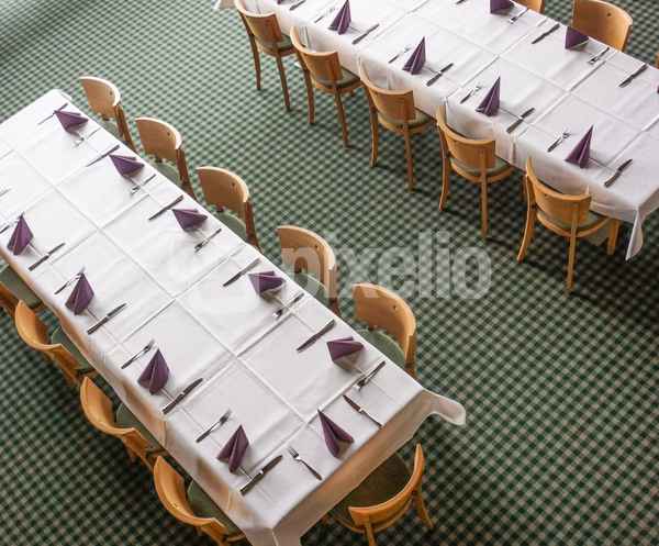 Es kann beginnen (Saal mit Tischen)
