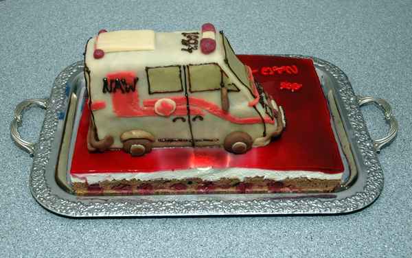 Notarztwagen als Kuchen
