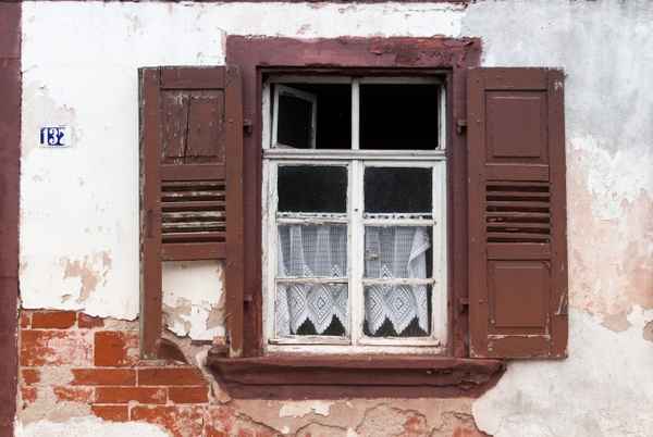 altes Fenster mit Gardinen
