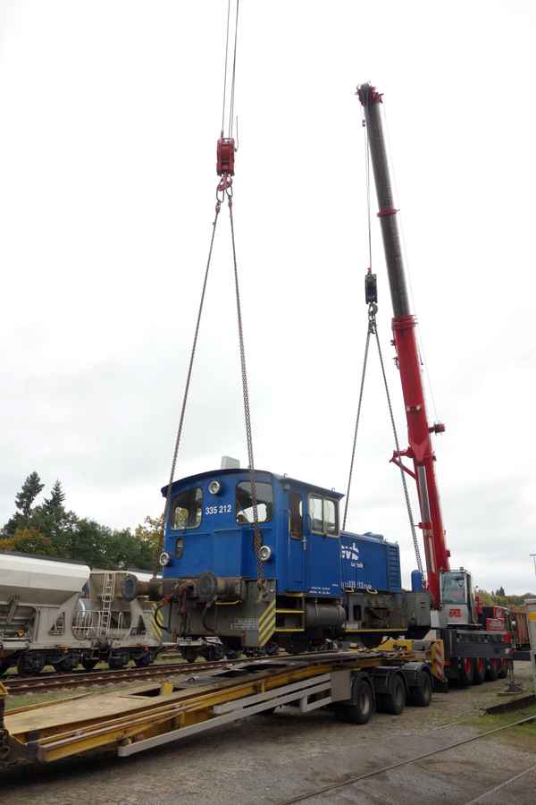 Diesellok an 2 Kränen