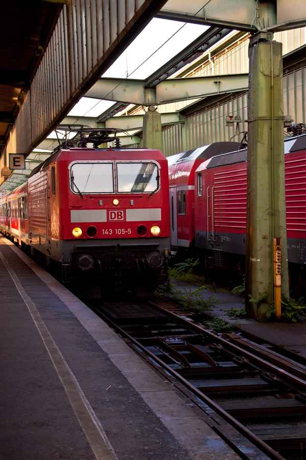 Zug fährt ein