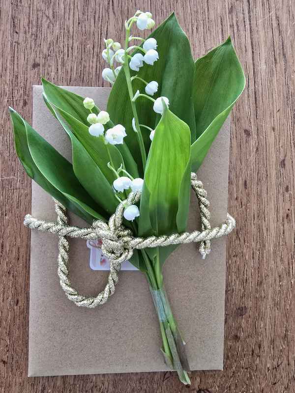 Geschenk mit Maiglöckchen