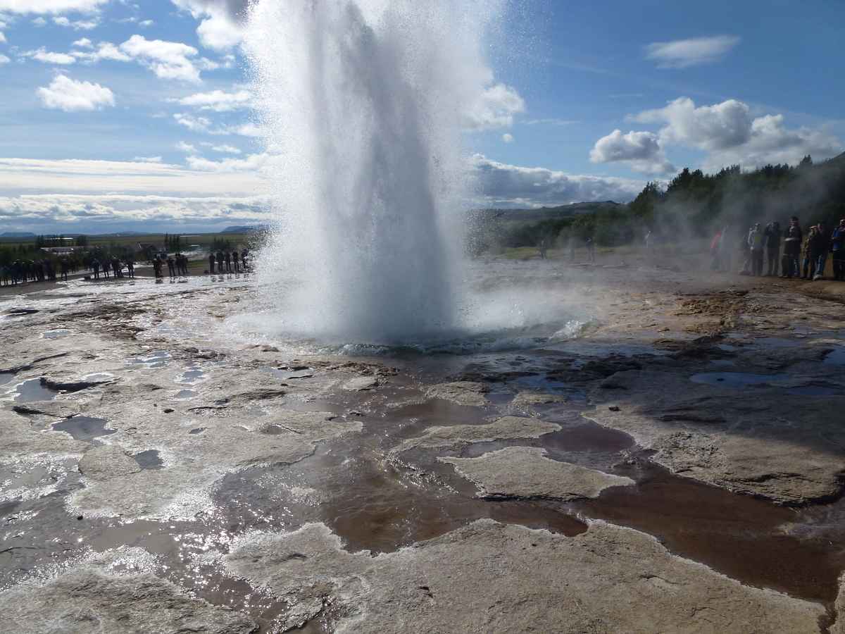 An einem Geyser in Island