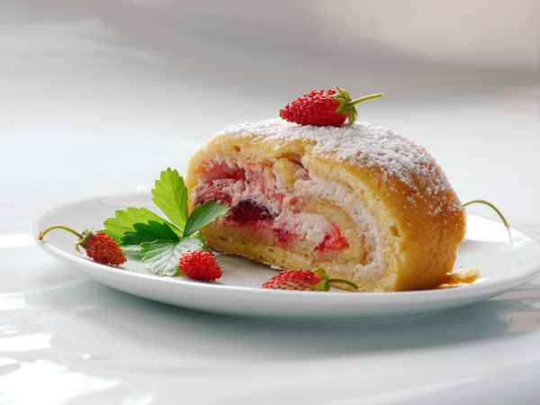 Biskuitrolle mit Walderdbeeren . . .