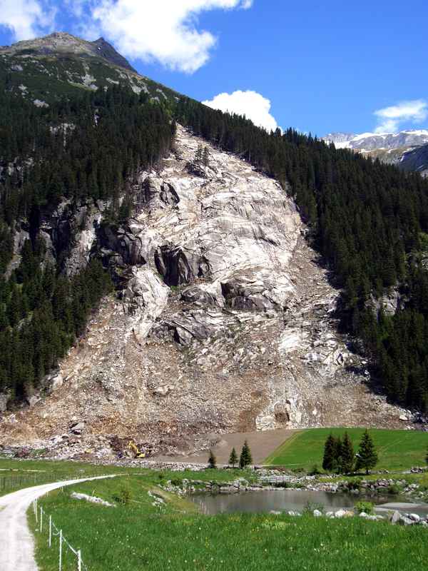 Steile Felswand in den Bergen