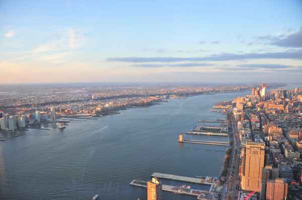 Hudson River in New York mit Skyline (One World Observatory)