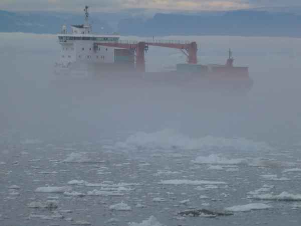 Ein Schiff im Nebel bei Ilulissat  ( Grönland )