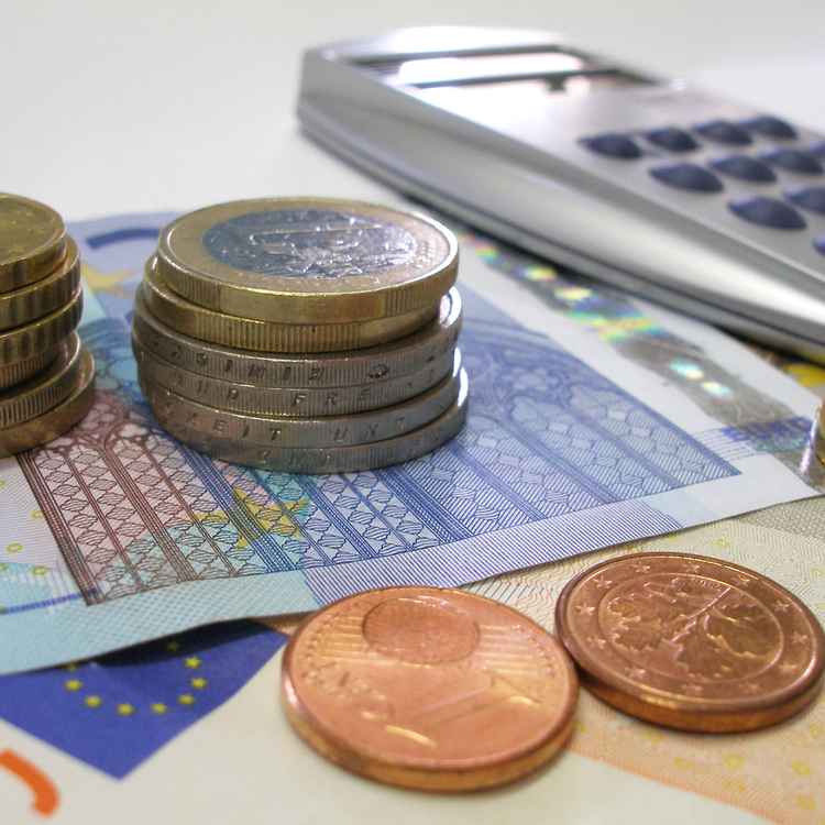 ... mit jedem Cent rechnen ...