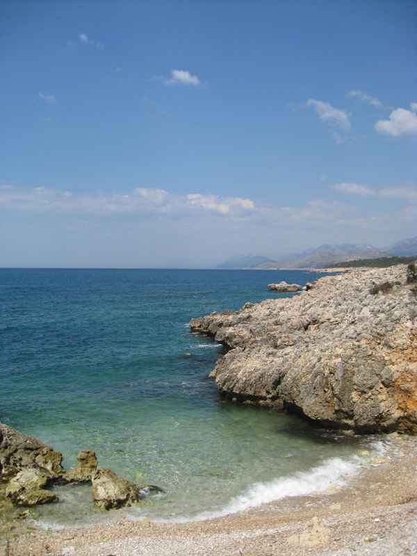 Kleine Badebucht am Mittelmeer