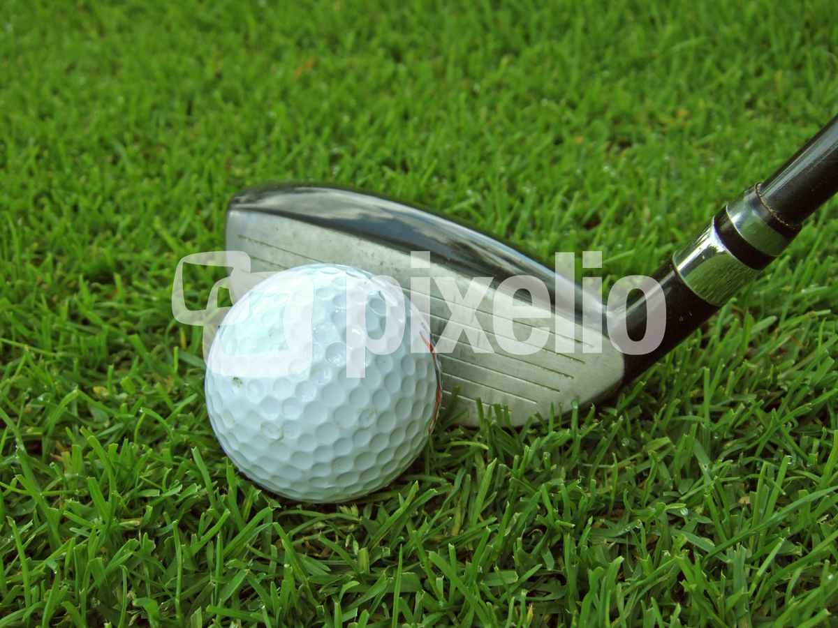Golfball mit Hybridschläger 4