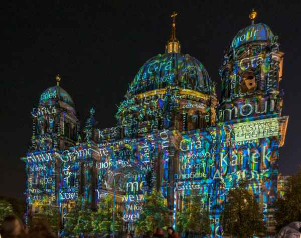 Babylonisches Schreibgewirr am Berliner Dom