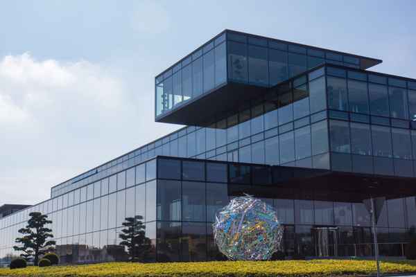 Verwaltungsbau mit Kunstwerk