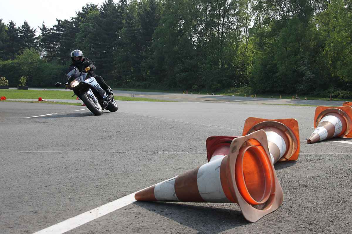 Motorradfahrer in der Kurve