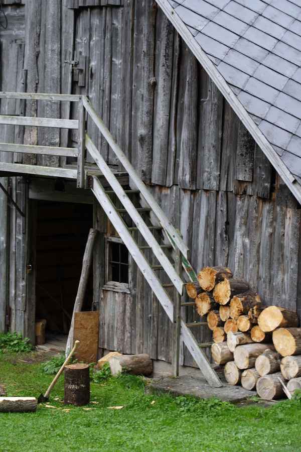 Holz vor der Hüttn