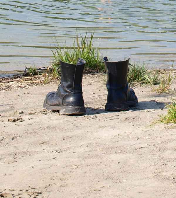 Stiefel am Ufer
