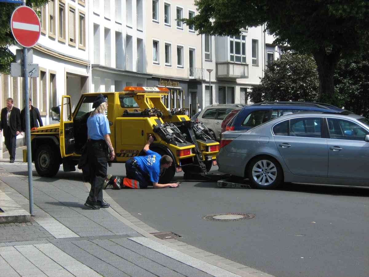 Und fort ist er