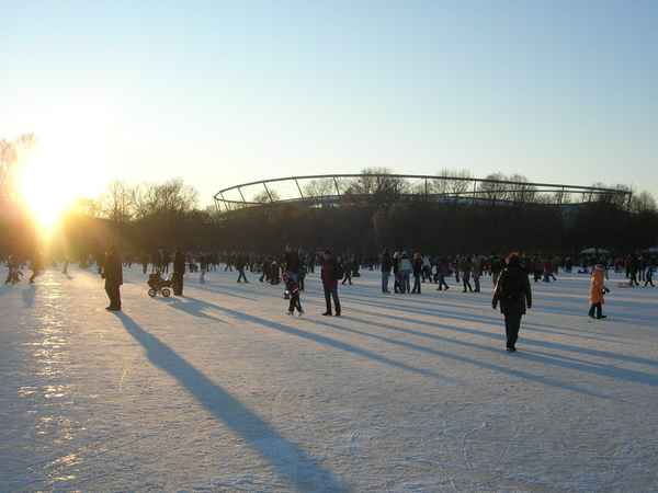 Hannover: Blick vom zugefrorenen Maschsee zur AWD-Arena