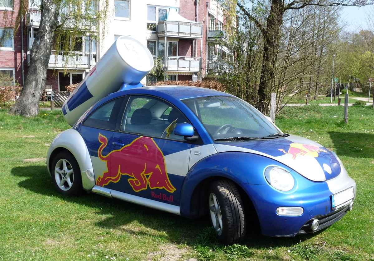 Roter Bulle auf blauem Beetle