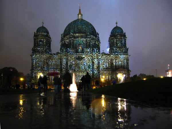 Berliner Dom mit Camouflage-Muster angestrahlt