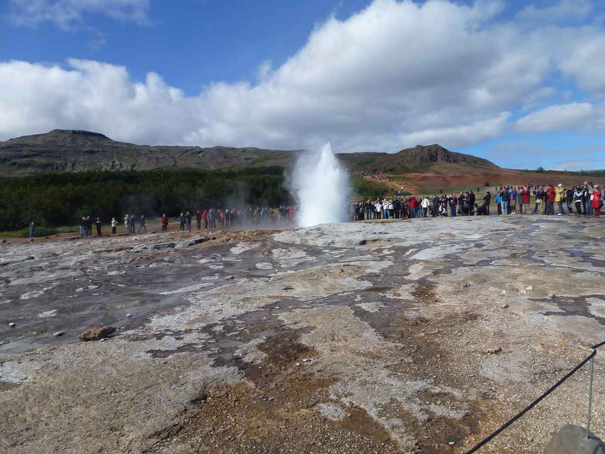 An einem Geyser in Island