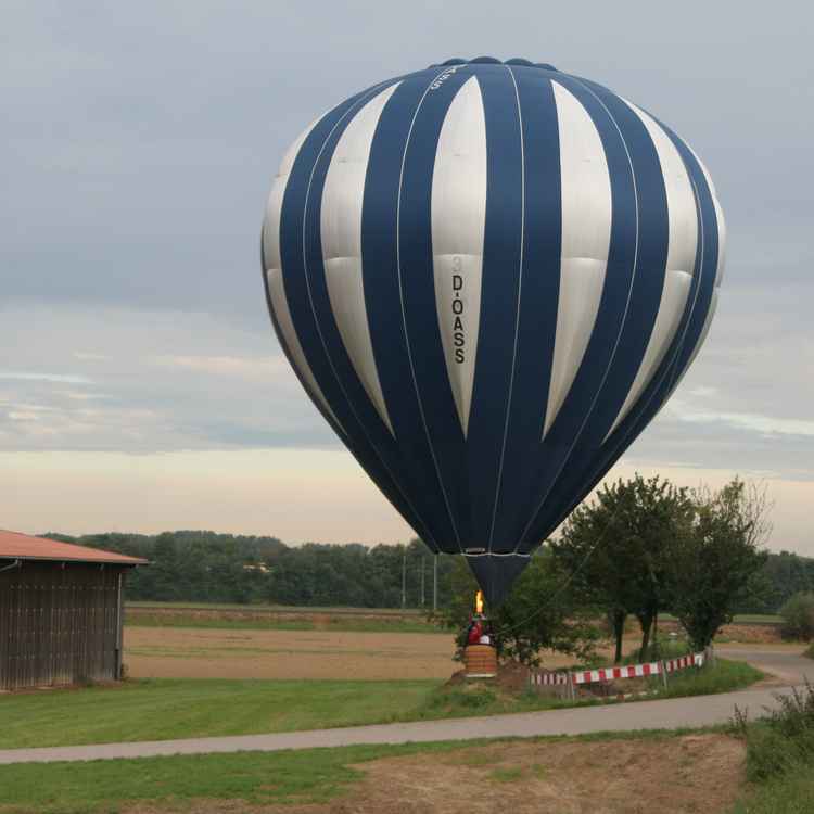 Heißluftballon bei der Landung