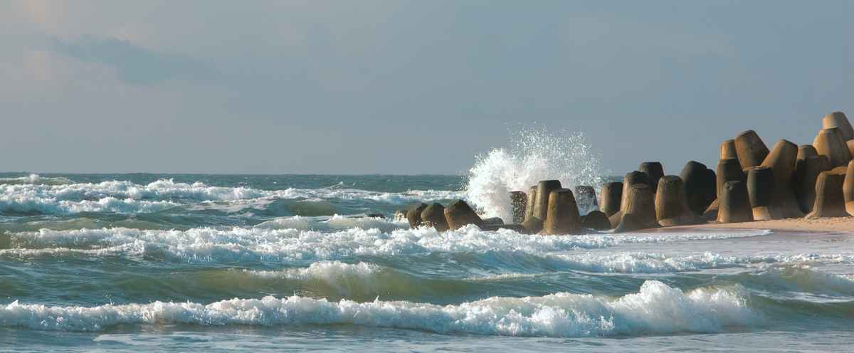 Welle klatscht an Tetrapoden