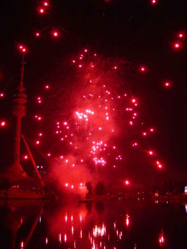 Münchner Fernsehturm sieht Rot