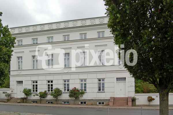 Putbus auf Rügen - die "weißen" Gebäude am "Circus"